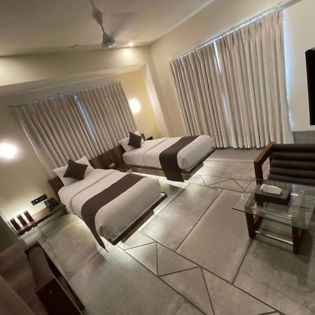 De Glance Hotel Surat Zewnętrze zdjęcie