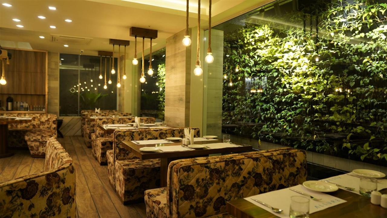 De Glance Hotel Surat Zewnętrze zdjęcie