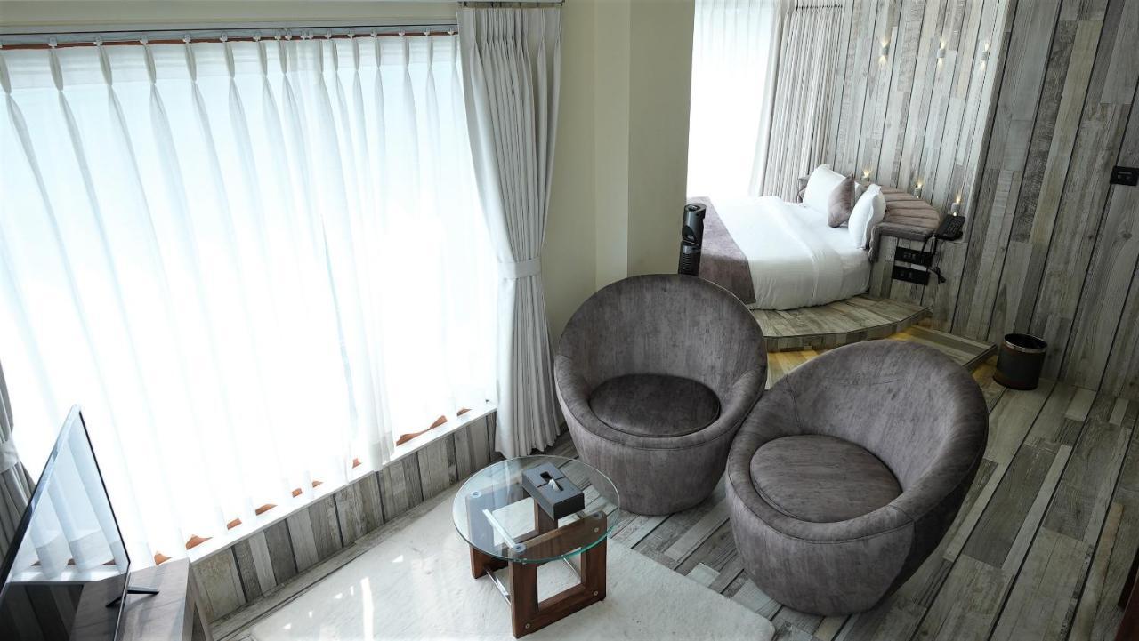 De Glance Hotel Surat Zewnętrze zdjęcie