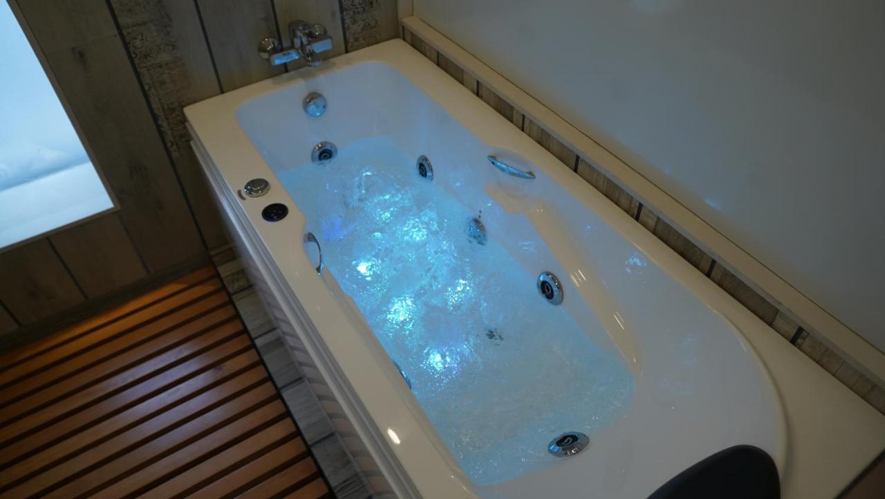 De Glance Hotel Surat Zewnętrze zdjęcie