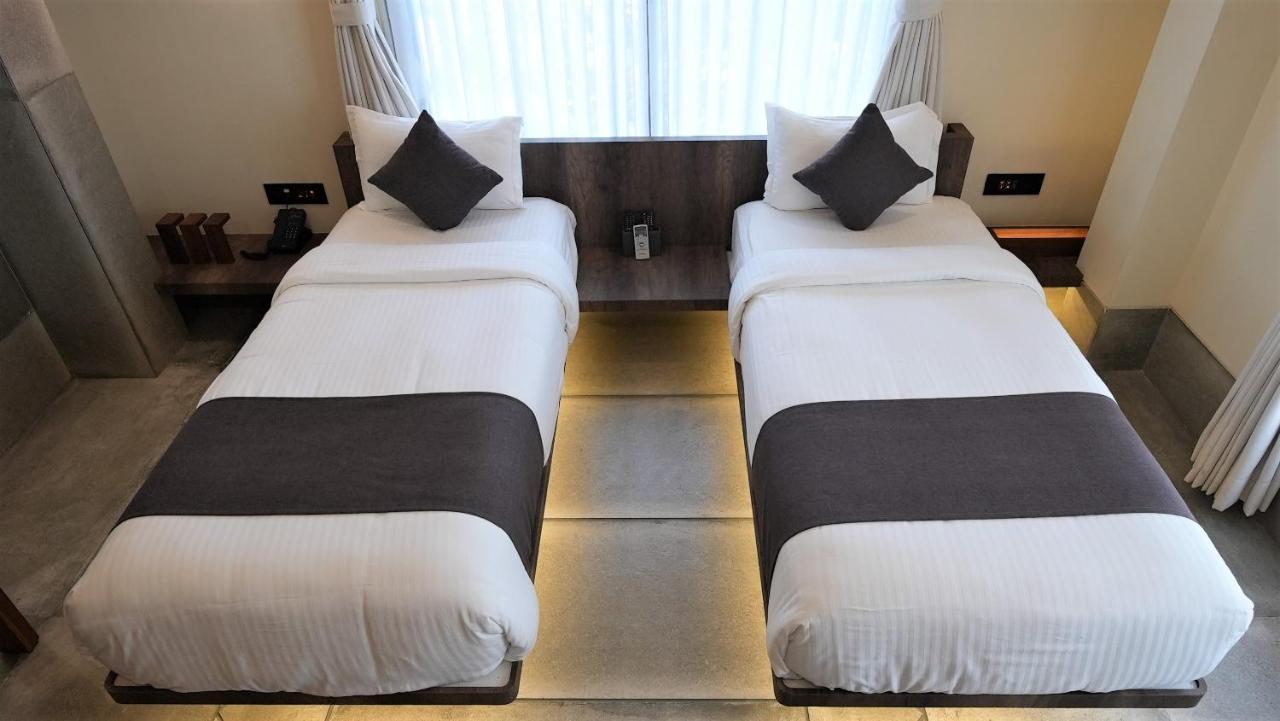 De Glance Hotel Surat Zewnętrze zdjęcie