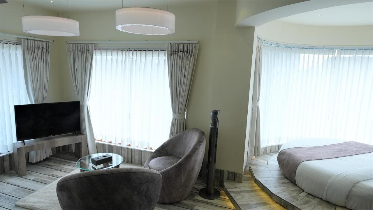 De Glance Hotel Surat Zewnętrze zdjęcie