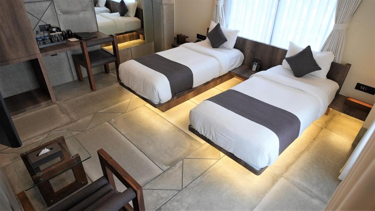 De Glance Hotel Surat Zewnętrze zdjęcie