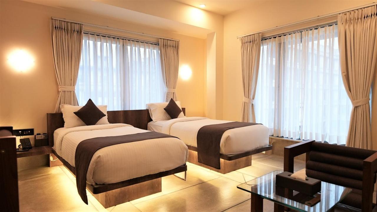 De Glance Hotel Surat Zewnętrze zdjęcie