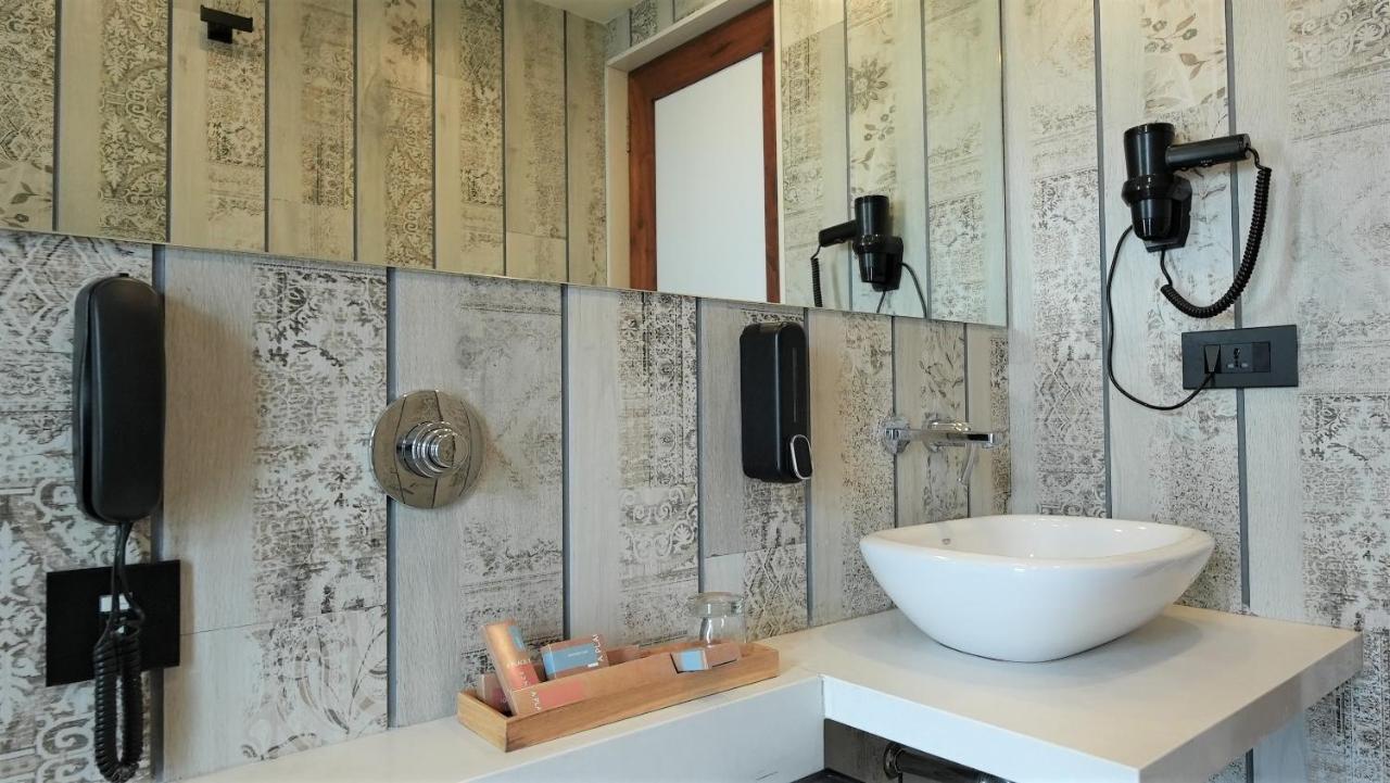 De Glance Hotel Surat Zewnętrze zdjęcie