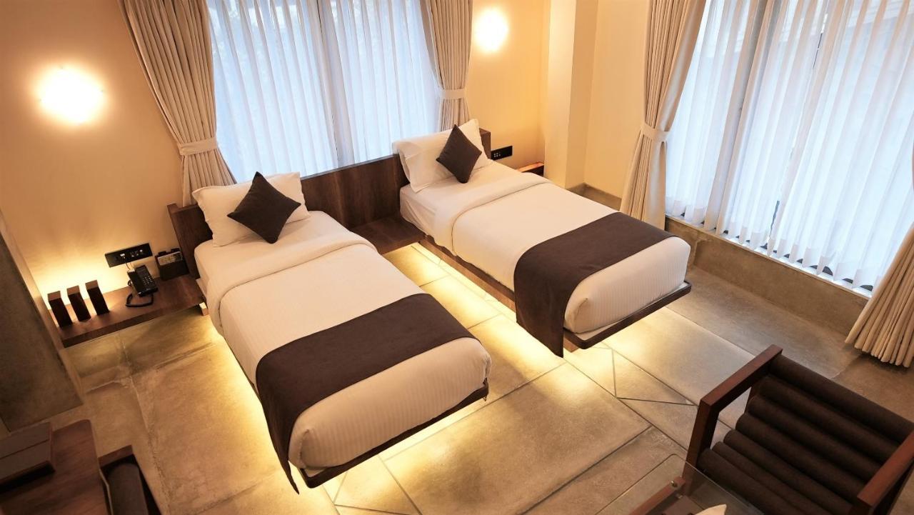 De Glance Hotel Surat Zewnętrze zdjęcie