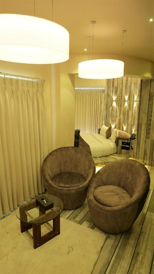 De Glance Hotel Surat Zewnętrze zdjęcie