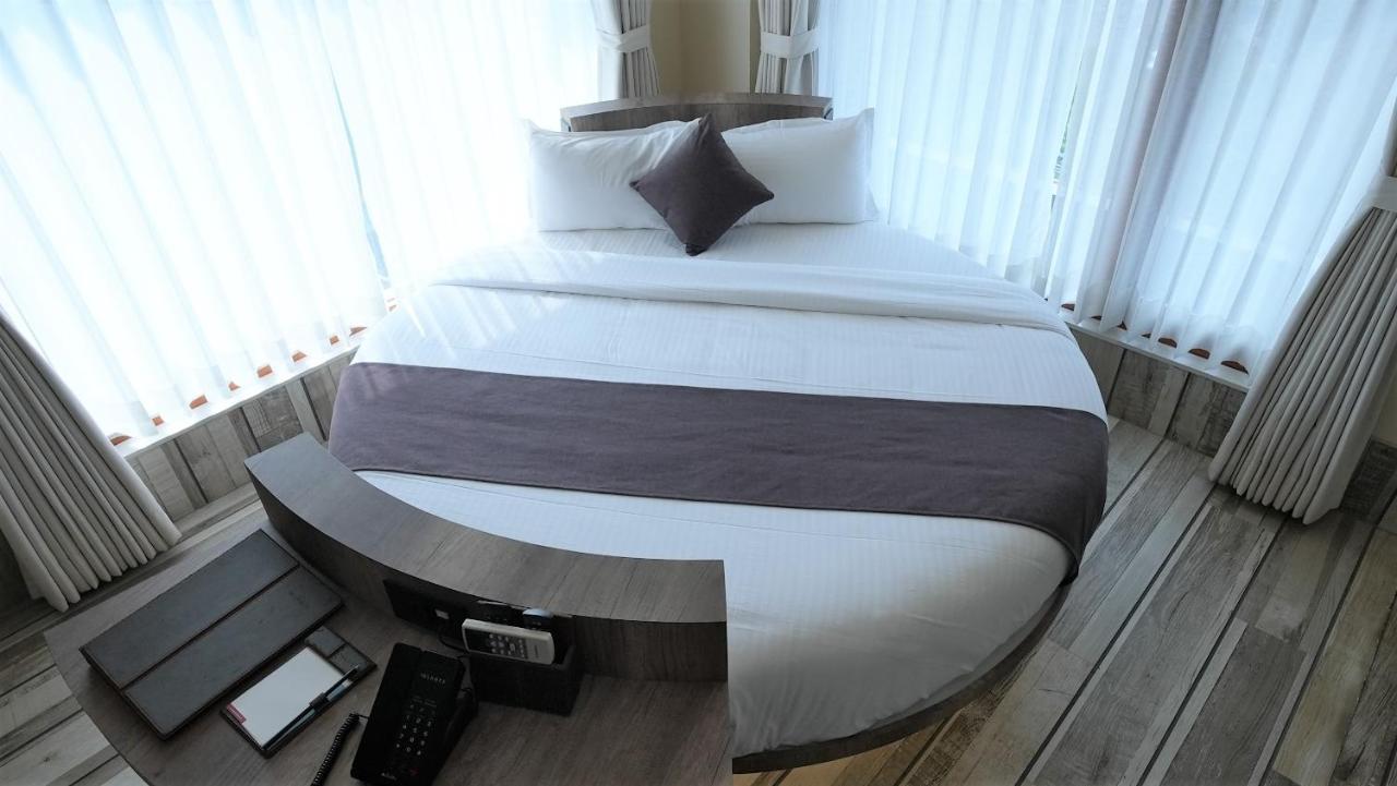 De Glance Hotel Surat Zewnętrze zdjęcie