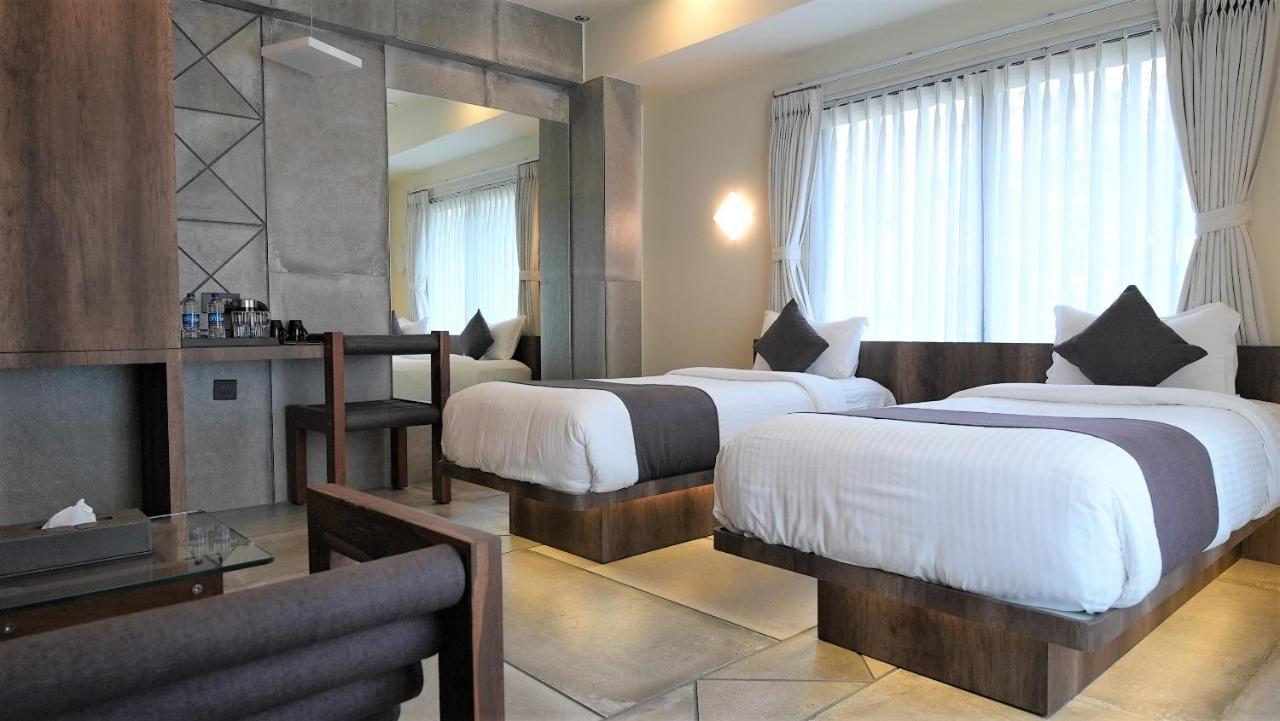 De Glance Hotel Surat Zewnętrze zdjęcie