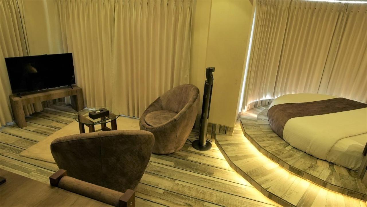 De Glance Hotel Surat Zewnętrze zdjęcie