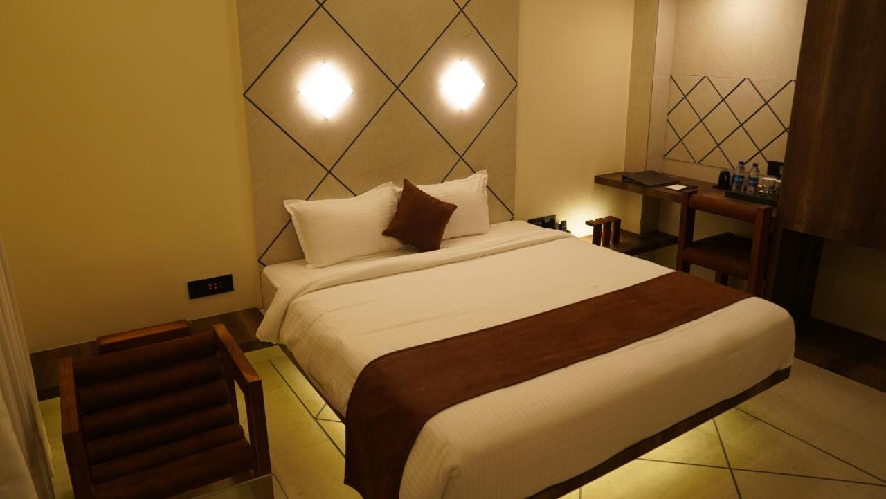 De Glance Hotel Surat Zewnętrze zdjęcie