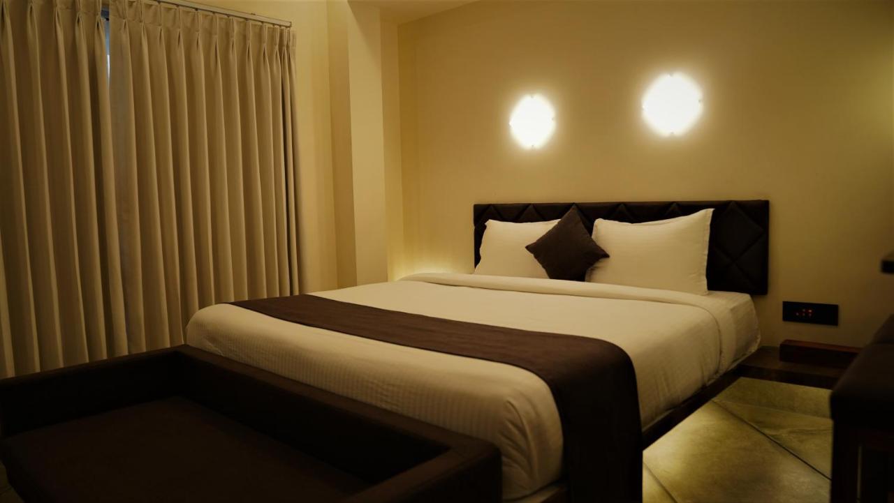 De Glance Hotel Surat Zewnętrze zdjęcie