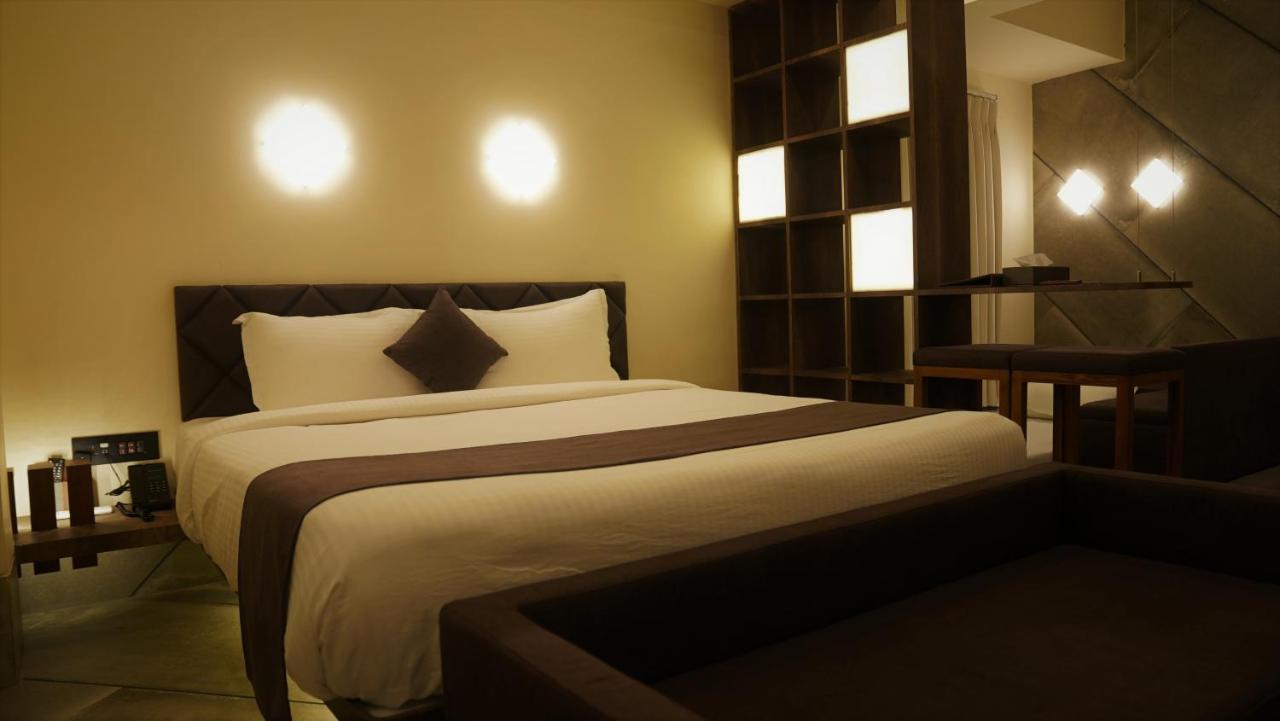 De Glance Hotel Surat Zewnętrze zdjęcie