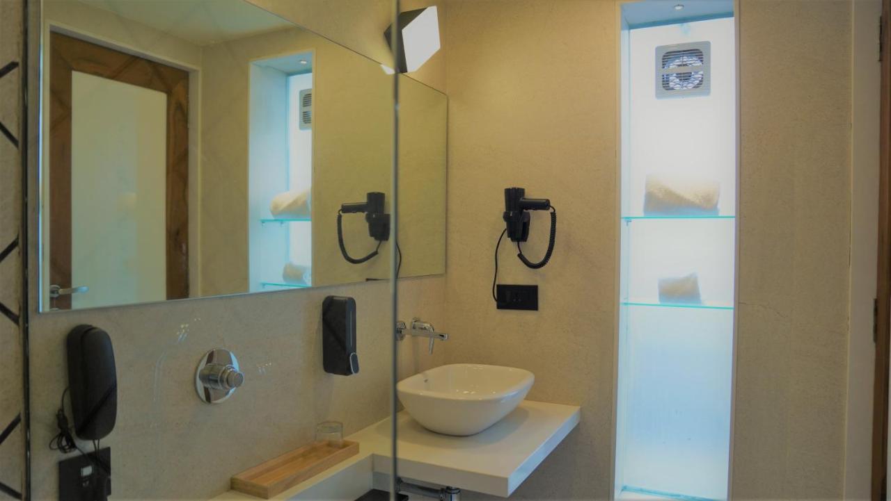 De Glance Hotel Surat Zewnętrze zdjęcie