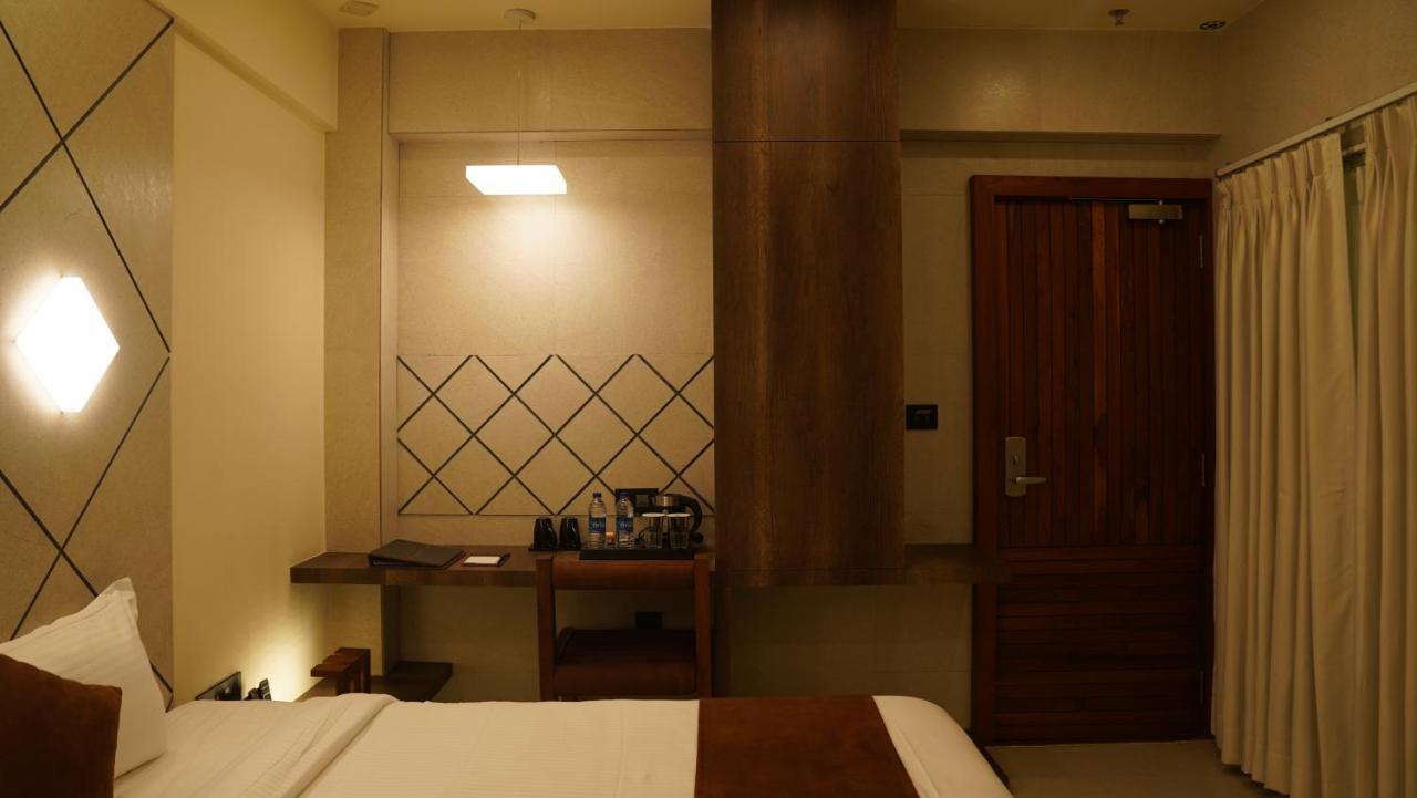 De Glance Hotel Surat Zewnętrze zdjęcie