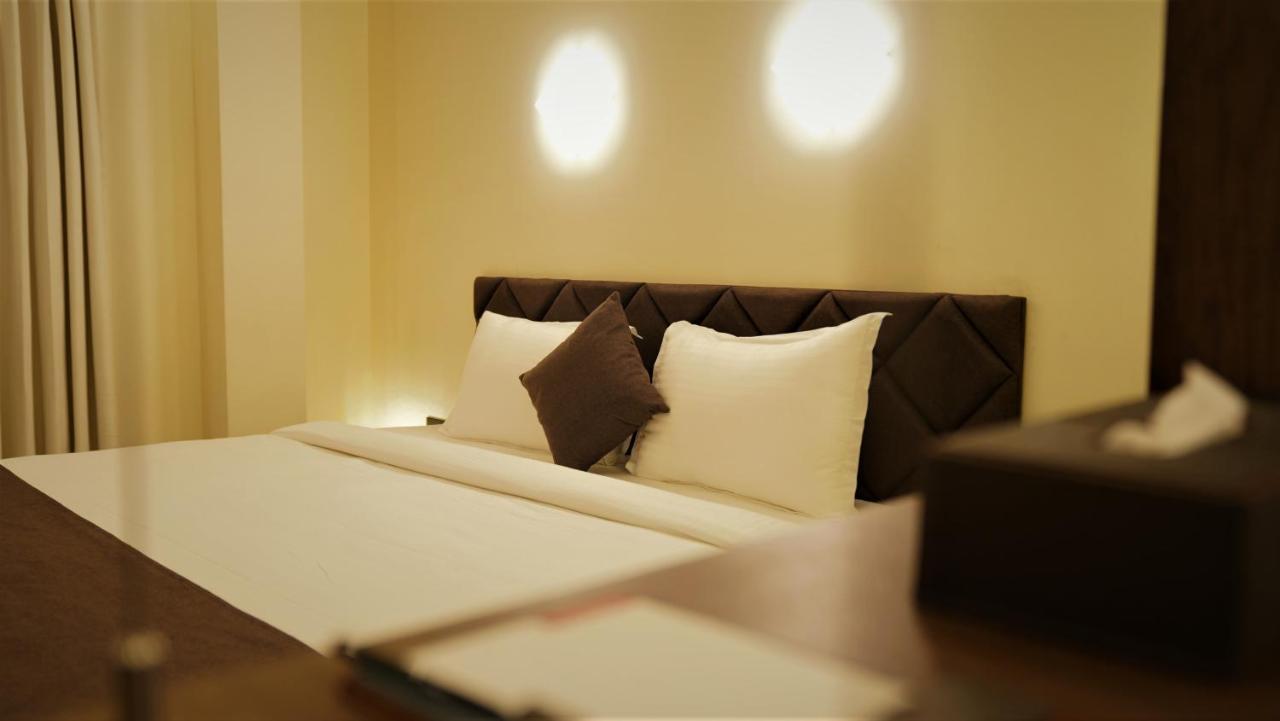 De Glance Hotel Surat Zewnętrze zdjęcie