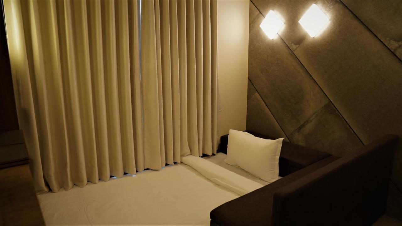 De Glance Hotel Surat Zewnętrze zdjęcie