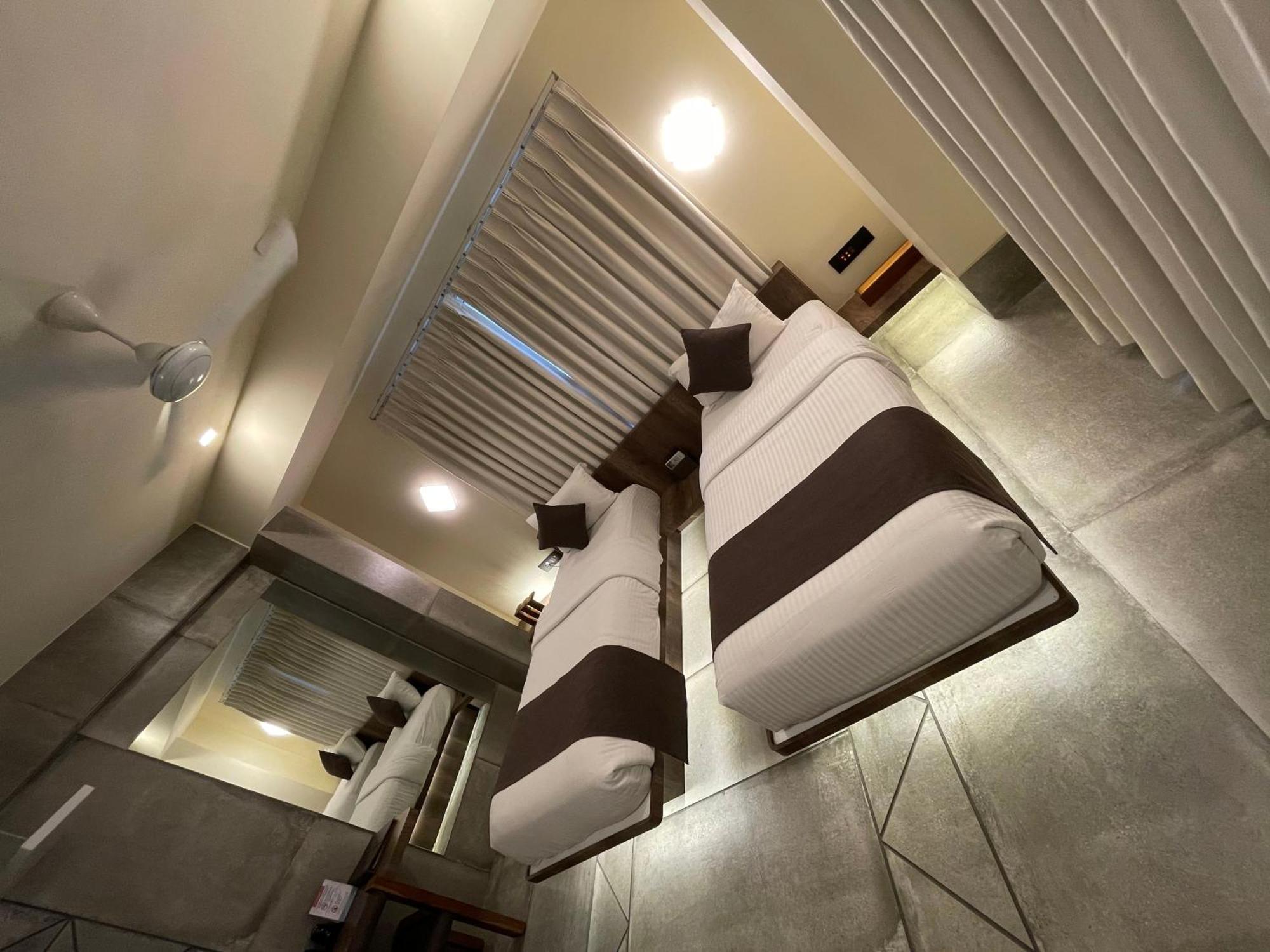 De Glance Hotel Surat Zewnętrze zdjęcie