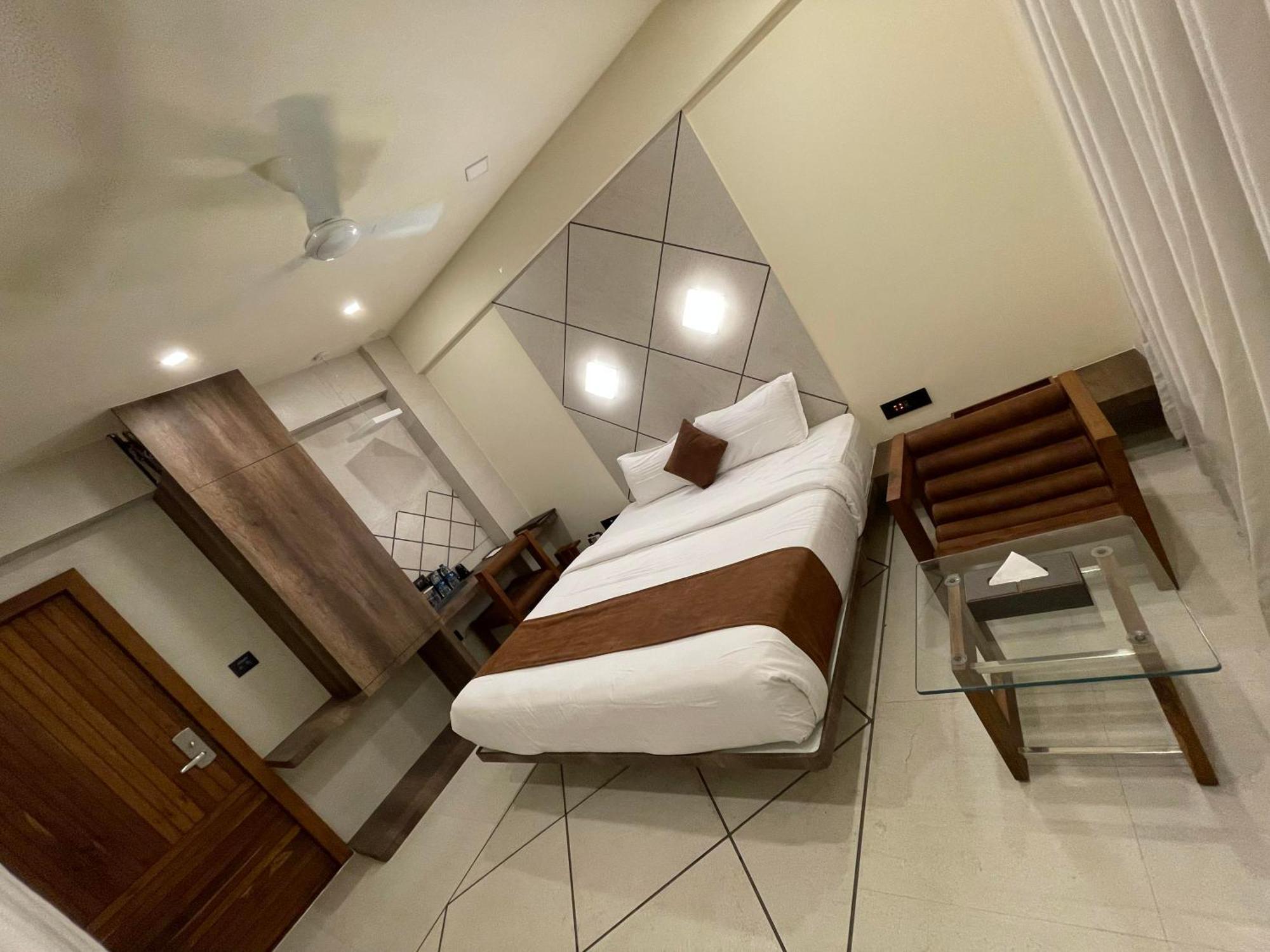 De Glance Hotel Surat Zewnętrze zdjęcie