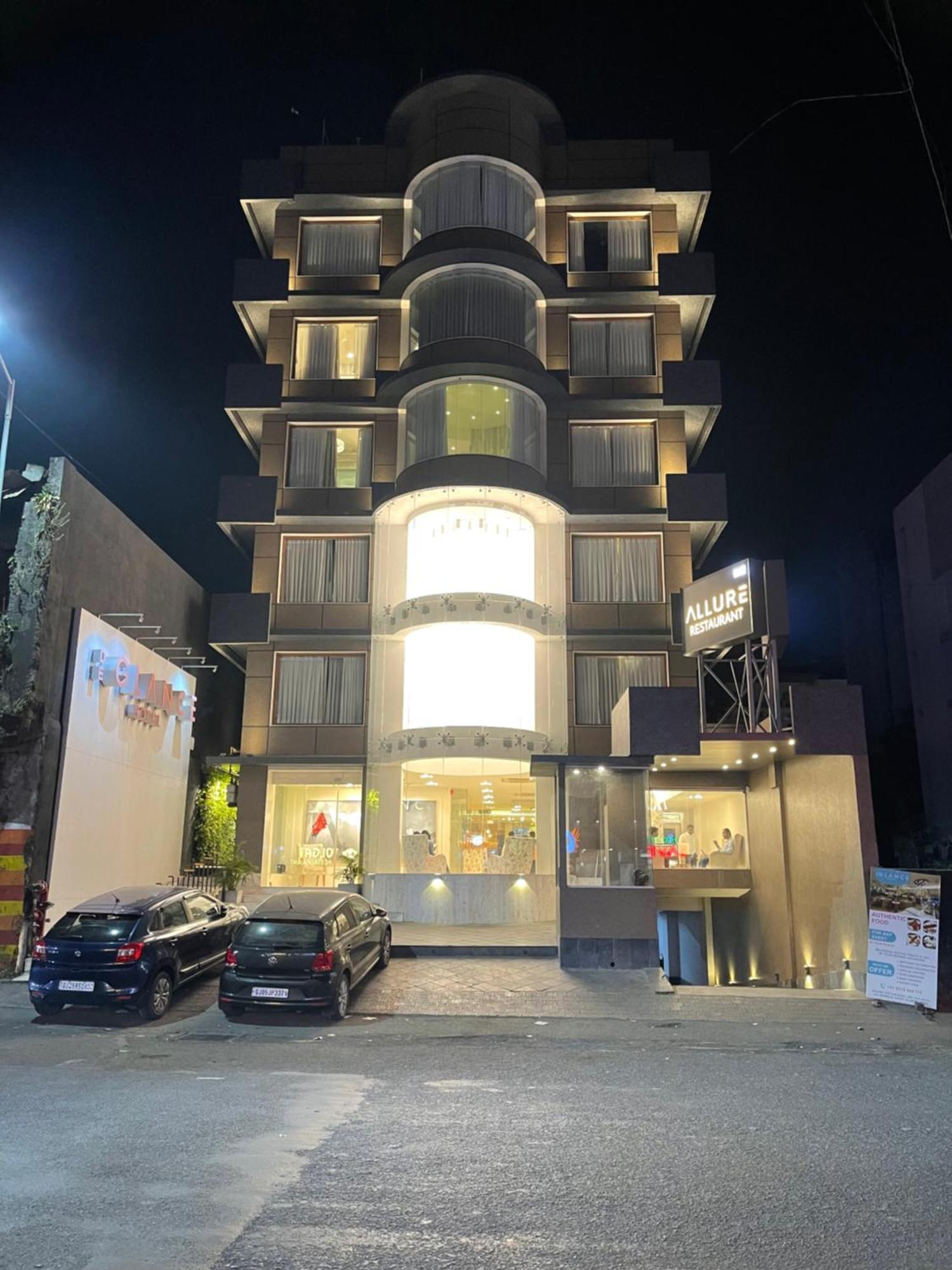 De Glance Hotel Surat Zewnętrze zdjęcie