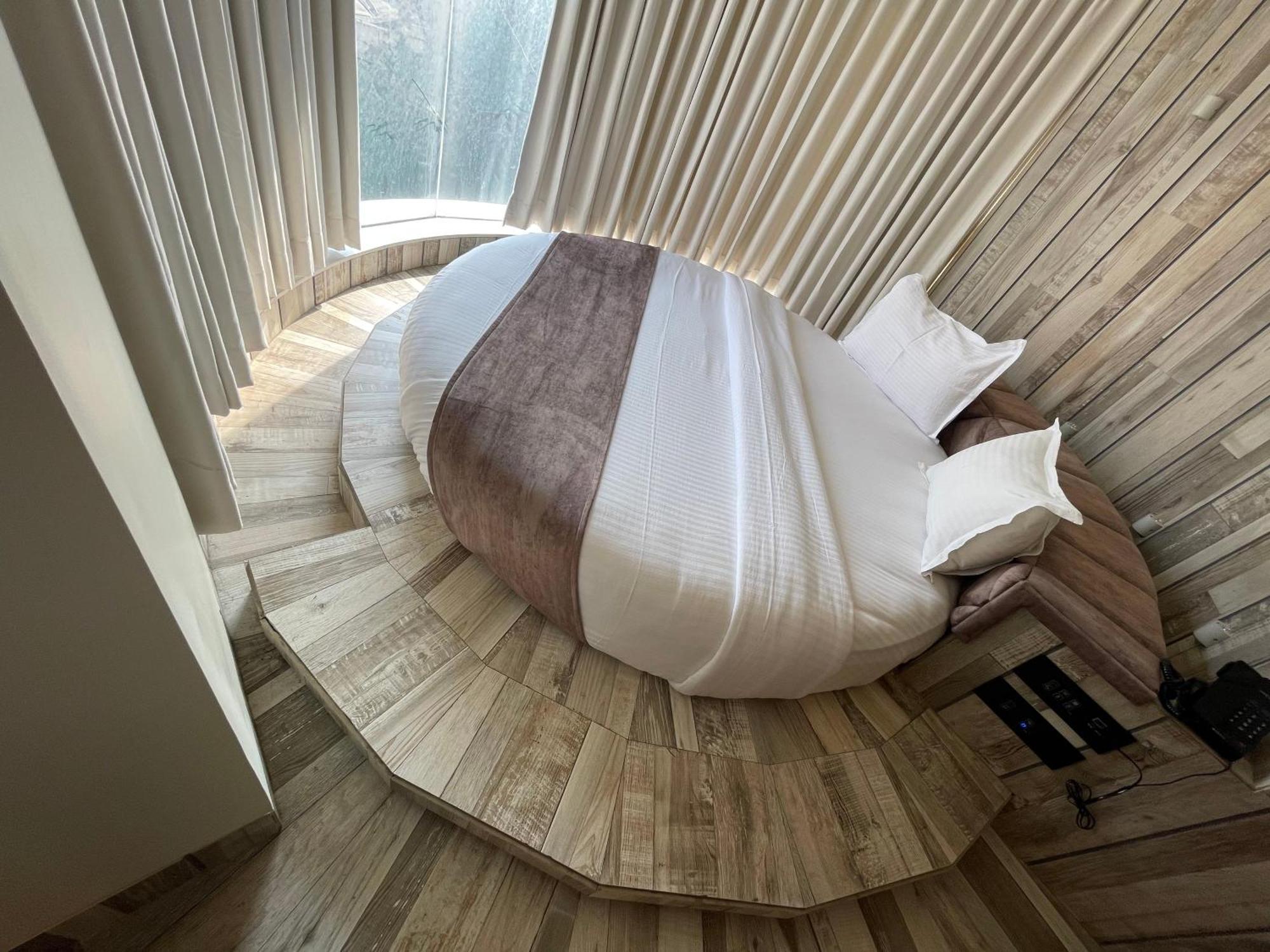 De Glance Hotel Surat Zewnętrze zdjęcie